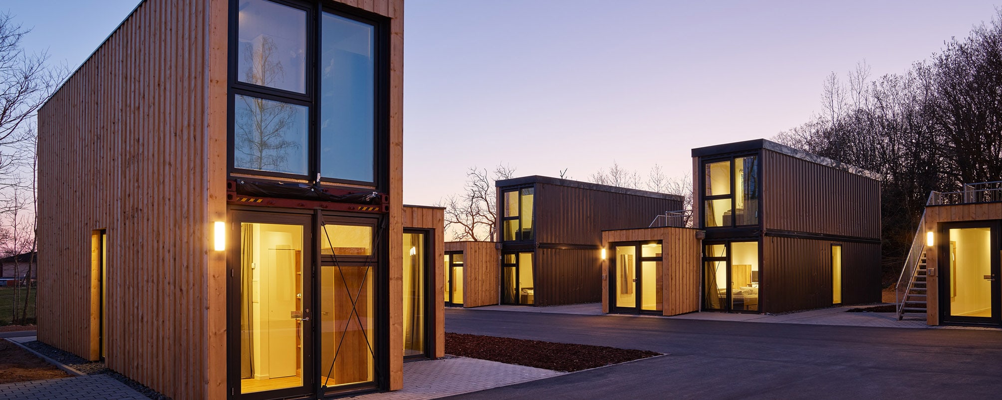 Containerarchitektur-Gebäude in der Abenddämmerung