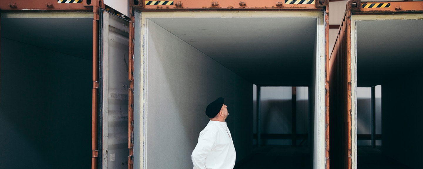Hochleistungsdämmung wird in einen Container eingebracht